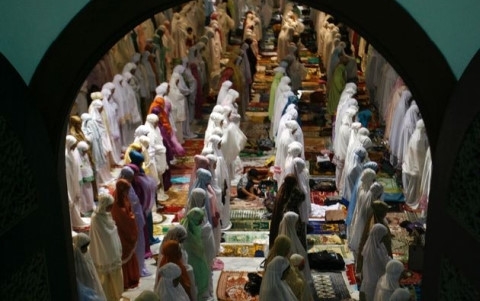 Người d&acirc;n Indonesia tập trung tại c&aacute;c đền thờ Hồi gi&aacute;o trong th&aacute;ng lễ Ramadan. (Ảnh: Reuters)