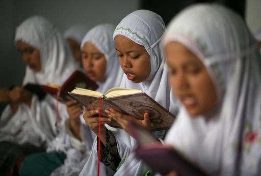 Học sinh tại th&agrave;nh phố Medan, Indonesia đọc kinh Quran trong ng&agrave;y đầu ti&ecirc;n của th&aacute;ng lễ Ramadan. (Ảnh: AP/ Binsar Bakkara)