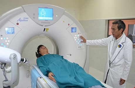 Một bệnh nh&acirc;n được chuẩn bị chụp MRI tại BV Đa khoa Xuy&ecirc;n &Aacute; (Củ Chi, TP.HCM). Ảnh: TRẦN NGỌC