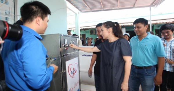 Phi Nhung trao 10 hệ thống máy lọc nước mặn, lợ cho bà con miền Tây