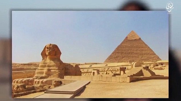 H&igrave;nh ảnh Kim tự th&aacute;p Giza Ai Cập xuất hiện cuối đoạn video. (Ảnh: Daily Mail)