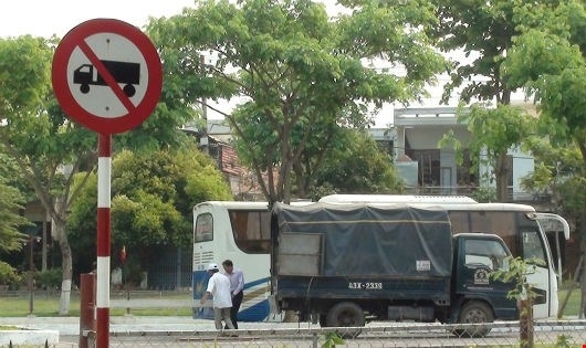 Đà Nẵng: Bãi đỗ xe “đè” công viên gây phẫn nộ dư luận