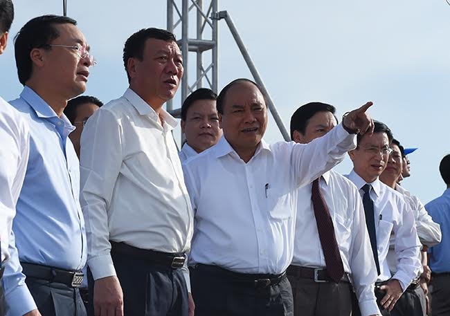 Thủ tướng v&agrave; đo&agrave;n c&ocirc;ng t&aacute;c tại biển Thịnh Long (Hải Hậu, Nam Định).