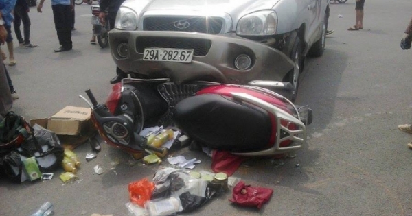 Hà Nội: "Xế hộp" Santafe phóng nhanh gây tai nạn khiến 2 phụ nữ nhập viện