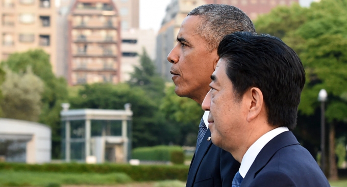Tổng thống Mỹ B.Obama v&agrave; Thủ tướng Nhật Shinzo Abe. (Ảnh: AFP).