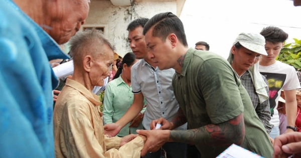 Ca sĩ Tuấn Hưng và MC Phan Anh trực tiếp trao quà cho hơn 500 hộ dân ở Quảng Bình