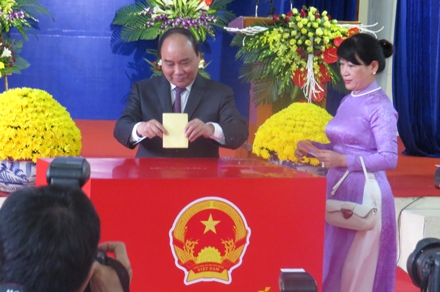 Thủ tướng Nguyễn Xu&acirc;n Ph&uacute;c bỏ phiếu tại Hải Ph&ograve;ng. (Ảnh: Phạm Hải S&acirc;m)