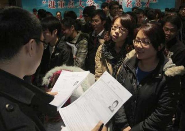 C&aacute;c ứng vi&ecirc;n nộp hồ sơ trong một hội chợ việc l&agrave;m ở Trung Quốc.