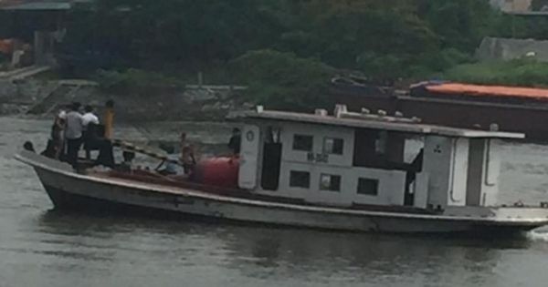 Ninh Bình: Tàu đá bị chìm sau va chạm, 5 người thoát chết
