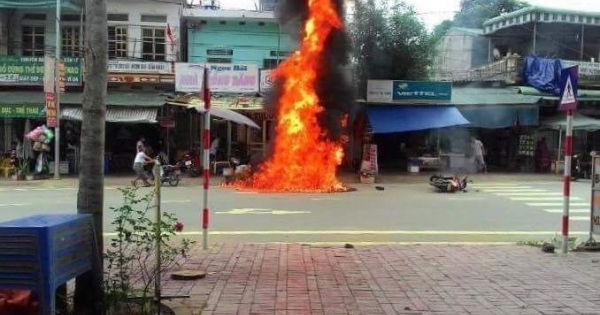 Hòa Bình: Xe bốc cháy dữ dội khi dựng cạnh bếp than