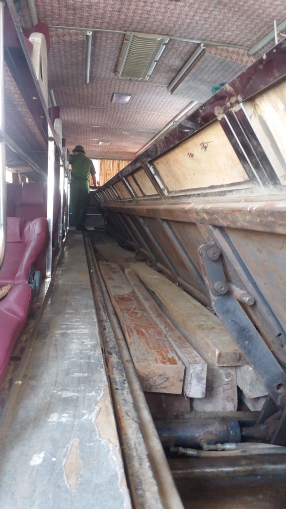Chiếc hầm được ngụy tranh dưới h&agrave;nh lang lối đi tr&ecirc;n xe kh&aacute;ch, nơi cất giấu lượng lớn gỗ lậu.