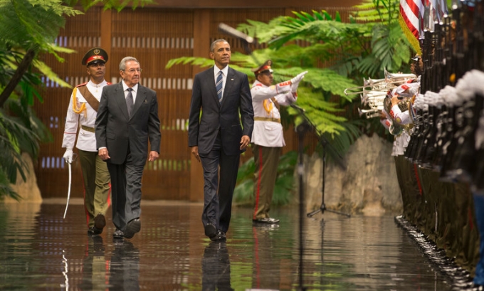 Tổng thống Mỹ B.Obama v&agrave; Chủ tịch Cuba Raul Castro. (Ảnh: NewYork Times)