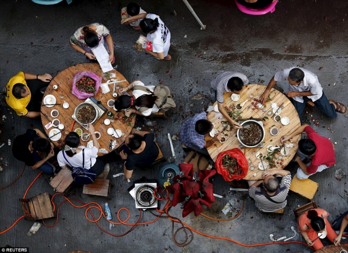Những m&oacute;n ăn truyền thống trong lễ hội thịt ch&oacute; ở Ngọc L&acirc;m, Trung Quốc. (Ảnh: Reuters)