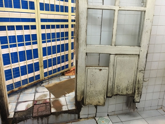 Nh&agrave; vệ sinh Bệnh viện K trung ương xuống cấp nghi&ecirc;m trọng Ảnh: Ngọc Dung