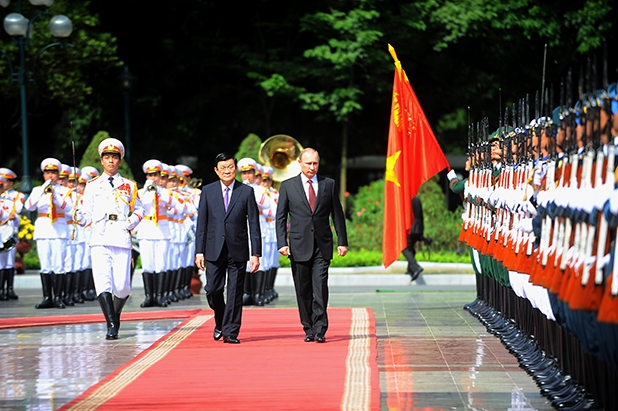 Nguy&ecirc;n Chủ tịch Nước Trương Tấn Sang v&agrave; Tổng thống V.Putin duyệt Đội danh dự (Ảnh: Giang Huy).