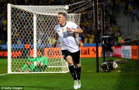 Bastian Schweinsteiger ghi bàn, Đức hạ Ukraine trong trận cầu mãn nhãn