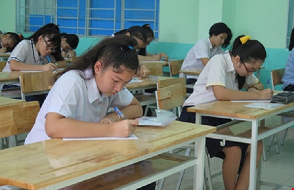 Học sinh dự thi lớp 10 tại Hội đồng thi Trường THPT Ph&uacute; Nhuận, TP HCM (Ảnh: P.ANH)