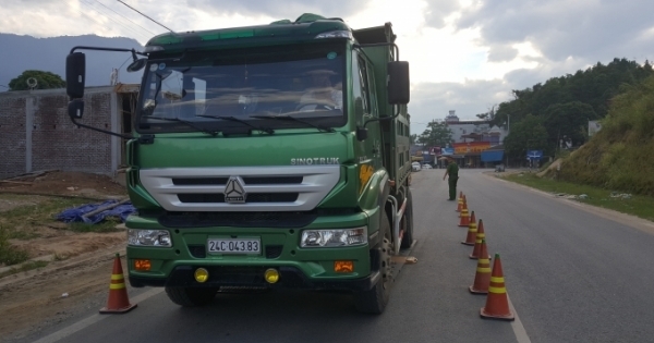 Bảo Thắng (Lào Cai): CSGT tuần tra, xử lý hàng loạt xe quá tải