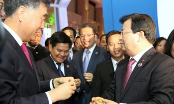 Phó thủ tướng mời quan chức Trung Quốc ăn vải thiều Việt Nam