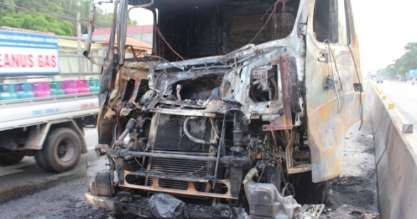 Nghệ An: Xe tải đang chạy bỗng bùng cháy dữ dội trên quốc lộ 1A