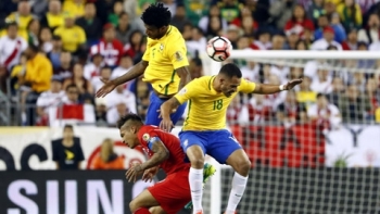 "Bàn tay của chúa" giúp Peru loại Brazil ngay vòng bảng Copa America 2016