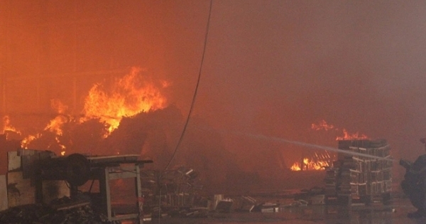 Hải Dương: Nắng nóng, một xưởng gỗ bốc cháy dữ dội trong khu Công nghiệp