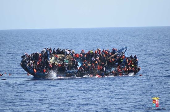T&agrave;u chở hơn 500 người di cư bị lật ở Địa Trung Hải. (Ảnh: EPA)