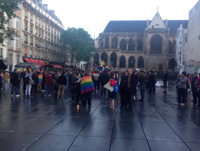 Tại Paris, khoảng 100 người d&acirc;n Ph&aacute;p cũng đ&atilde; tập trung để cầu nguyện cho c&aacute;c nạn nh&acirc;n trong vụ xả s&uacute;ng Mỹ.