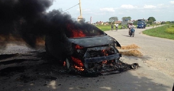 Thái Bình: 4 người hoảng loạn trên chiếc ô tô bốc cháy ngùn ngụt