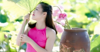 Thiếu nữ Hà Thành "đọ sắc" với hoa sen
