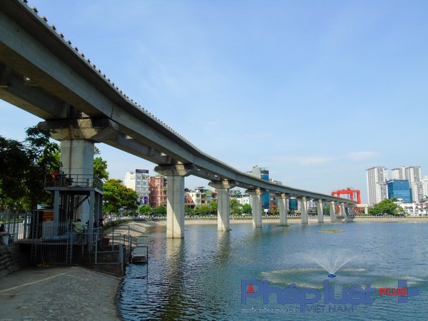 Đoạn đường sắt tr&ecirc;n cao C&aacute;t Linh - H&agrave; Đ&ocirc;ng đi qua Hồ Ho&agrave;ng Cầu.
