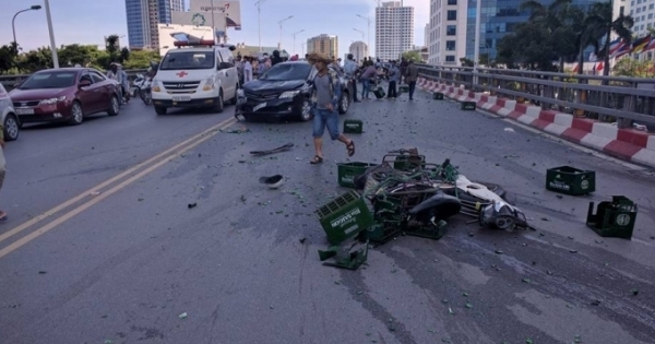 Hà Nội: Ô tô “điên” náo loạn trên cầu vượt, nhiều người bị thương nặng