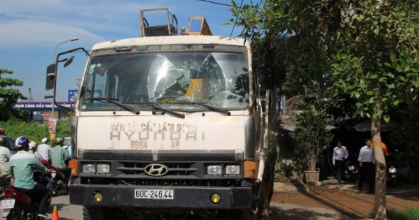 Đồng Nai: Hai chiếc xe cẩu công trình tự trôi tông sập quán nước