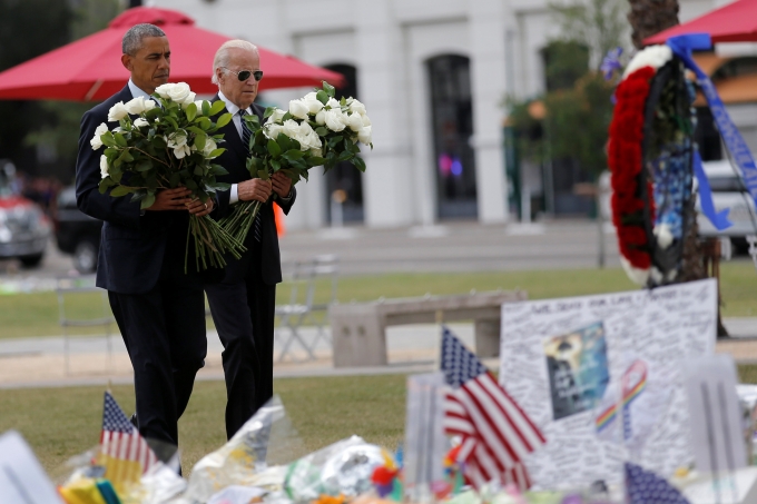 Tổng thống Barack Obama v&agrave; Ph&oacute; Tổng thống Joe Biden tới đặt hoa tại khu tưởng niệm c&aacute;c nạn nh&acirc;n thiệt mạng ở Orlando h&ocirc;m 16/6. (Ảnh: Reuters)