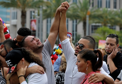 Người d&acirc;n tham gia lễ tưởng niệm c&aacute;c nạn nh&acirc;n trong vụ xả s&uacute;ng Orlando. (Ảnh: Reuters)
