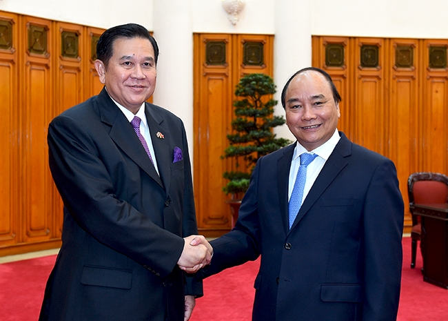 Thủ tướng Nguyễn Xu&acirc;n Ph&uacute;c tiếp Ph&oacute; Thủ tướng Th&aacute;i Lan Thanasak Patimapragorn. (Ảnh: VGP)