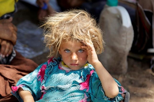 Trẻ nhỏ thuộc tộc người Yazidis kh&ocirc;ng những bị lạm dụng thậm ch&iacute; c&ograve;n phải chứng kiến cảnh bạo lực từ nhỏ. (Ảnh: Reuters)