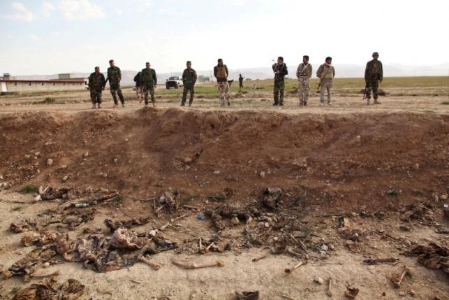 Một ng&ocirc;i mộ tập thể được ph&aacute;t hiện gần thị trấn Sinjar 3/2/2015. (Ảnh: Reuters).