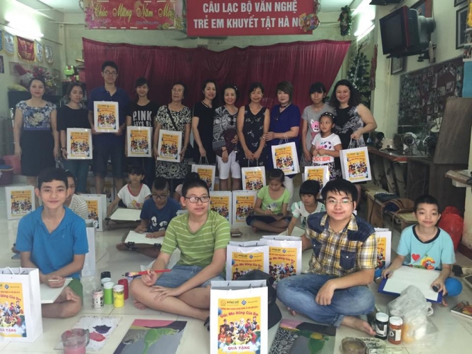 Trao qu&agrave; từ thiện tại CLB văn nghệ trẻ em khuyết tật H&agrave; Nội.