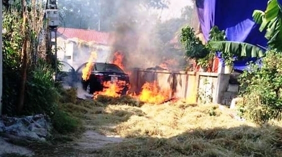 Hà Nam: Ô tô cháy rụi khi đỗ trên đống rơm