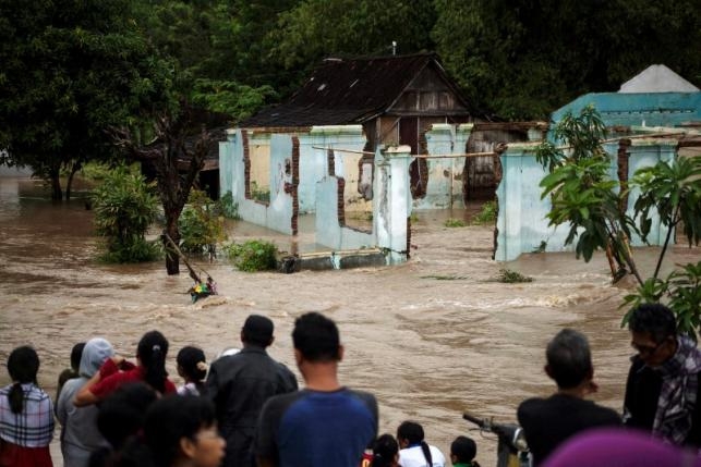 Lũ lớn ở Indonesia, 24 người thiệt mạng, h&agrave;ng ngh&igrave;n ng&ocirc;i nh&agrave; hư hỏng nặng