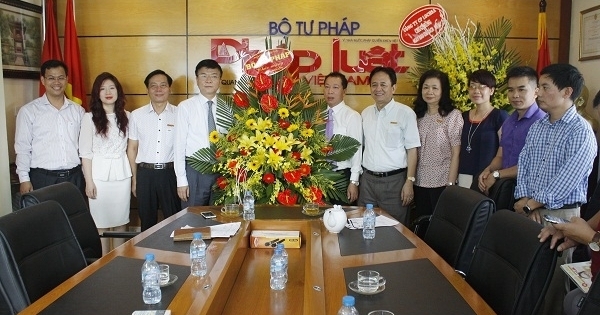 Bộ trưởng Bộ Tư pháp thăm và chúc mừng Báo Pháp luật Việt Nam nhân ngày báo chí Cách mạng