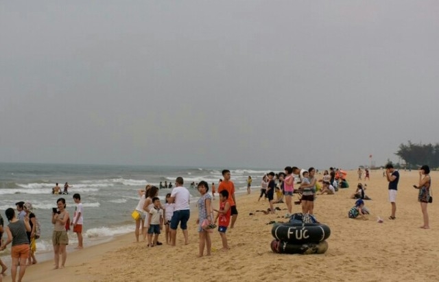 Trong khi tắm biển ở biển Thuận An một người bị s&oacute;ng cuốn mất t&iacute;ch.