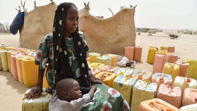 Hai mẹ con chạy trốn bạo lực ở Boko Haram hiện đang sống trong một trại tị nạn. (Ảnh: BBC)