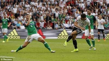 Bắc Ireland vs Đức: Gomez kéo "xe tăng" lên đầu bảng