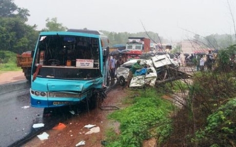 Xe bus chạy quá tốc độ đâm xe tải khiến 8 học sinh Ấn Độ thiệt mạng