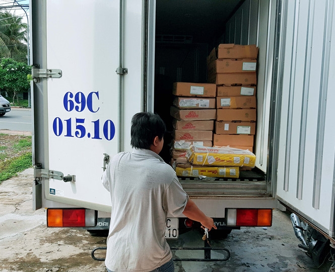 Lực lượng quản l&yacute; thị trường bắt giữ xe tải biển số 69C &ndash; 015.10 chở thực phẩm đ&ocirc;ng lạnh kh&ocirc;ng h&oacute;a đơn chứng từ. Ảnh: Trần Thanh Phong