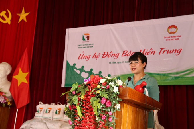 B&agrave; Nguyễn Thị Nguyệt Hường ph&aacute;t biểu trong buổi lễ trao qu&agrave; ủng hộ tại H&agrave; Tĩnh ng&agrave;y 17/6/2016.