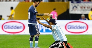 Clip: Fan cuồng lao vào sân quỳ lạy xin chữ ký Messi