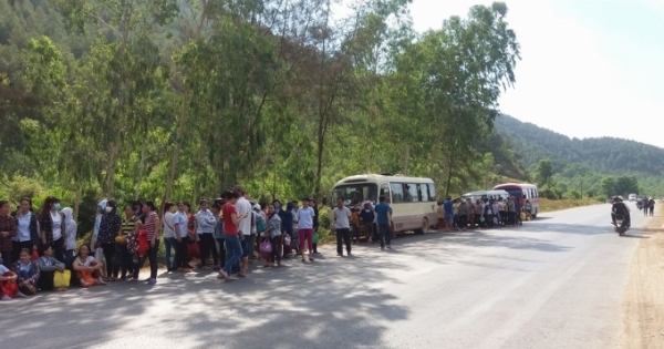 Dân tự ý “cấm đường” chặn xe đưa đón công nhân vì phòng trọ vắng khách